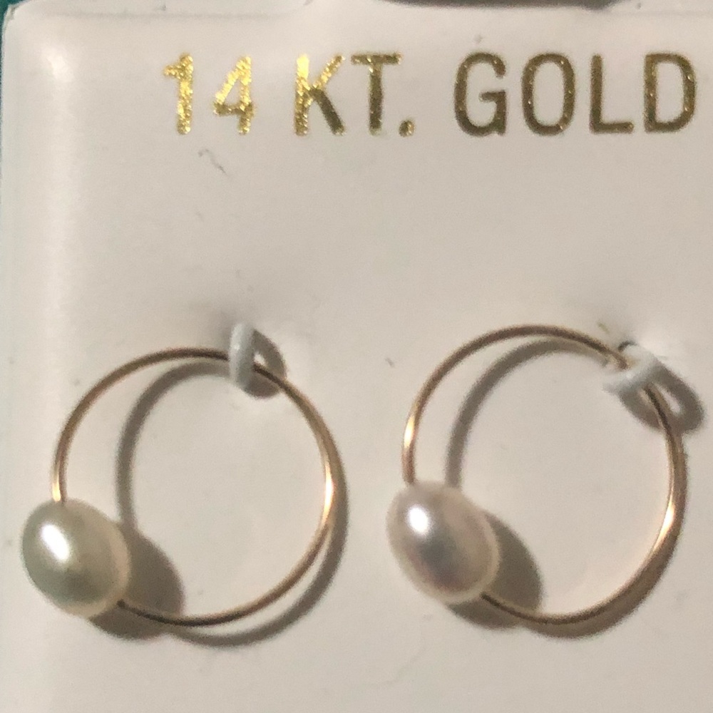 14kt solid gold and freshwater pearl hoop earrings. Never worn. Over 3/8 “